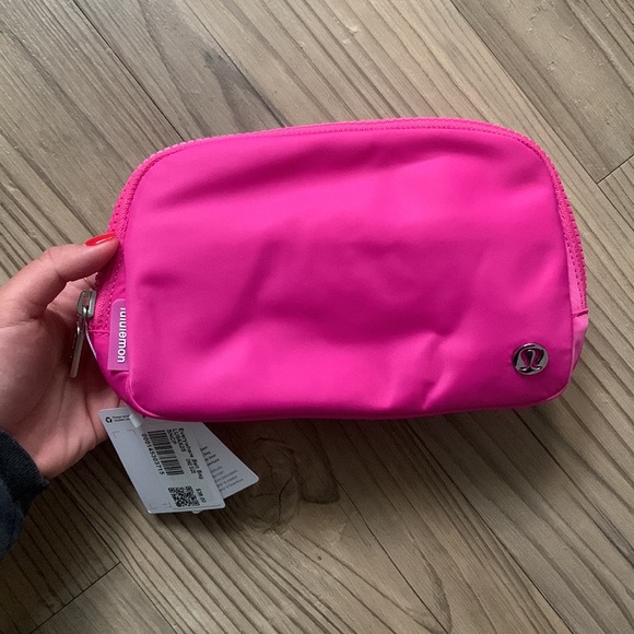NWT LULULEMON Everywhere Belt Bag Sonic Pink - Picture 1 of 4